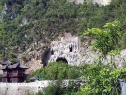 洞窟入口遠景